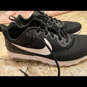 Women’s Nike tennis shoes